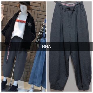 アールエヌエー(RNA)の【美品】RNA ルーズペグトラウザー ワイドパンツ クロップドパンツ(カジュアルパンツ)