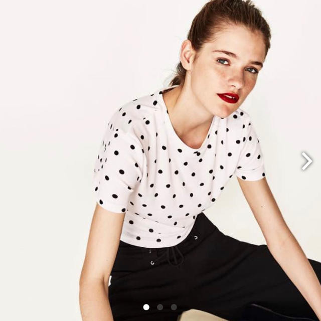 ZARA(ザラ)のザラ　ドットTシャツ　トップス　半袖 レディースのトップス(Tシャツ(半袖/袖なし))の商品写真