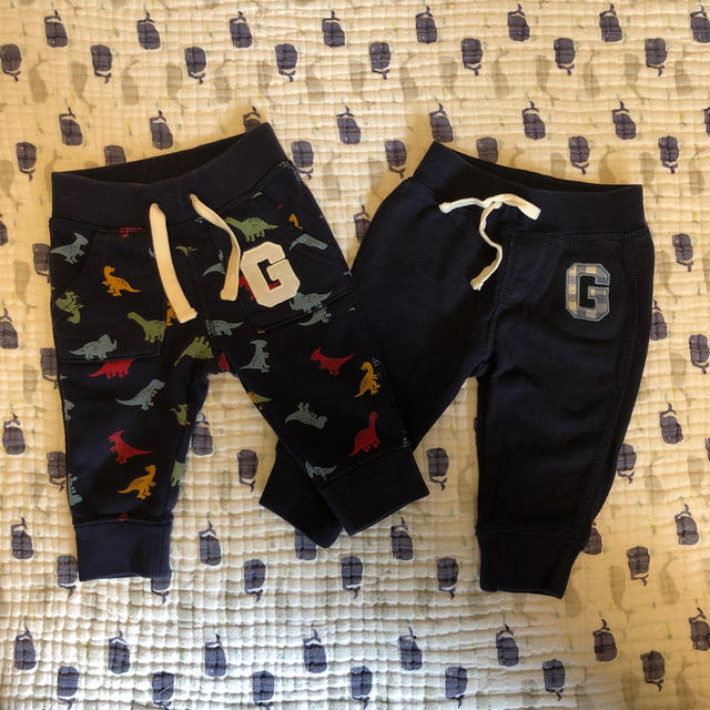 GAP Kids(ギャップキッズ)の【70】GAPパンツ2枚 キッズ/ベビー/マタニティのベビー服(~85cm)(パンツ)の商品写真