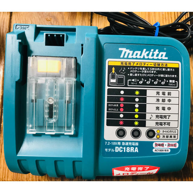 Makita(マキタ)のmakita 充電器　モデルDC18RA スマホ/家電/カメラの生活家電(掃除機)の商品写真