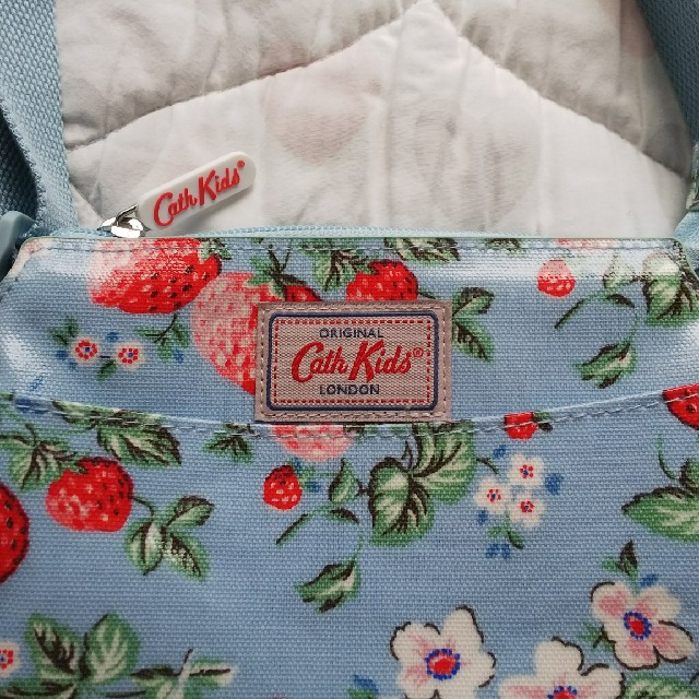 Cath Kidston(キャスキッドソン)のCath Kidston キッズハーフムーンハンドバッグ キッズ/ベビー/マタニティのこども用バッグ(ポシェット)の商品写真