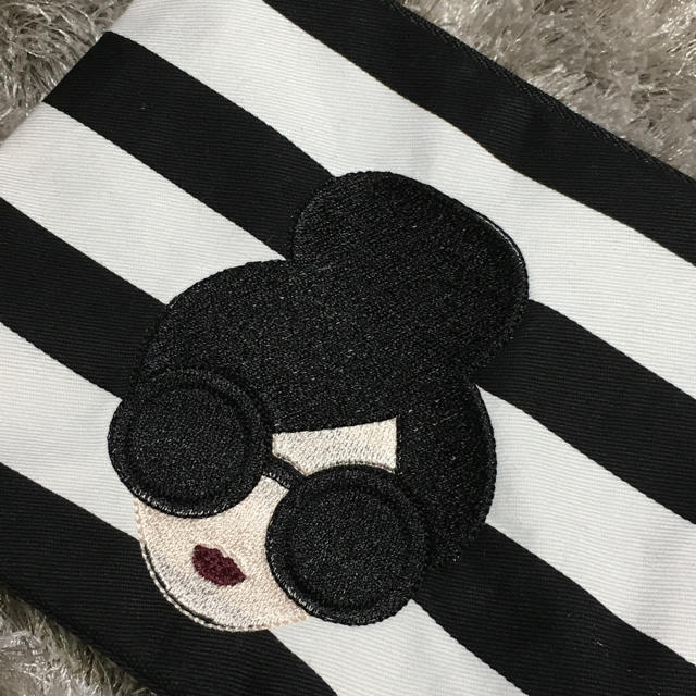 Alice+Olivia(アリスアンドオリビア)のサングラスガールの刺繍ポーチ♡黒ボーダー レディースのファッション小物(ポーチ)の商品写真