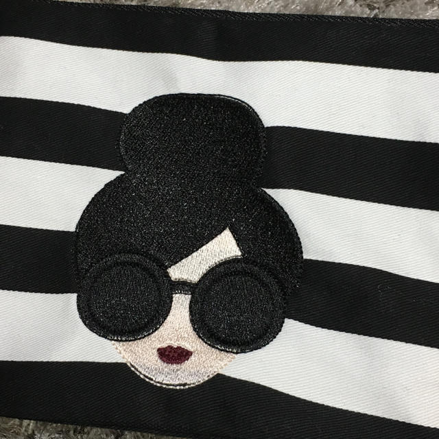 Alice+Olivia(アリスアンドオリビア)のサングラスガールの刺繍ポーチ♡黒ボーダー レディースのファッション小物(ポーチ)の商品写真