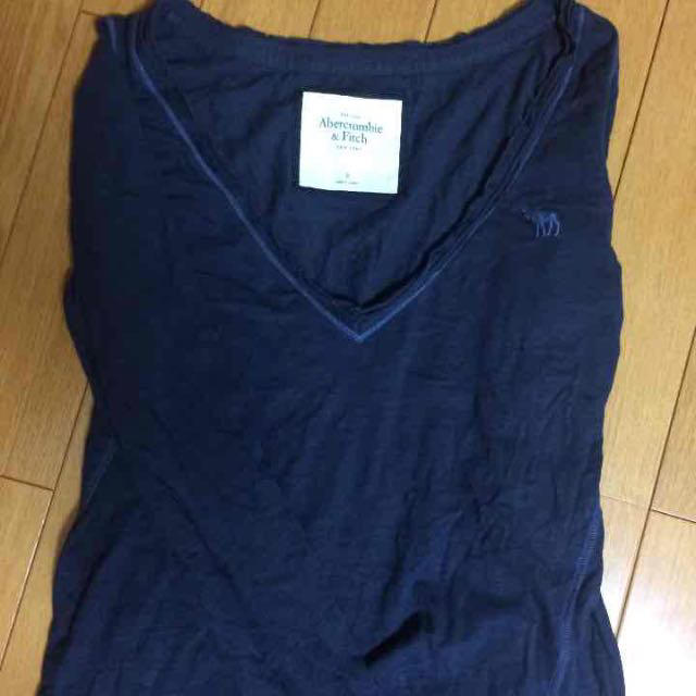 Abercrombie&Fitch(アバクロンビーアンドフィッチ)のアバクロ  Tシャツ ネイビー レディースのトップス(Tシャツ(長袖/七分))の商品写真