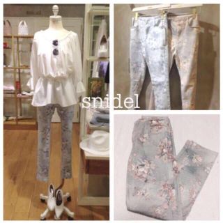 スナイデル(SNIDEL)のsnidel♡フラワースキニーパンツ(スキニーパンツ)