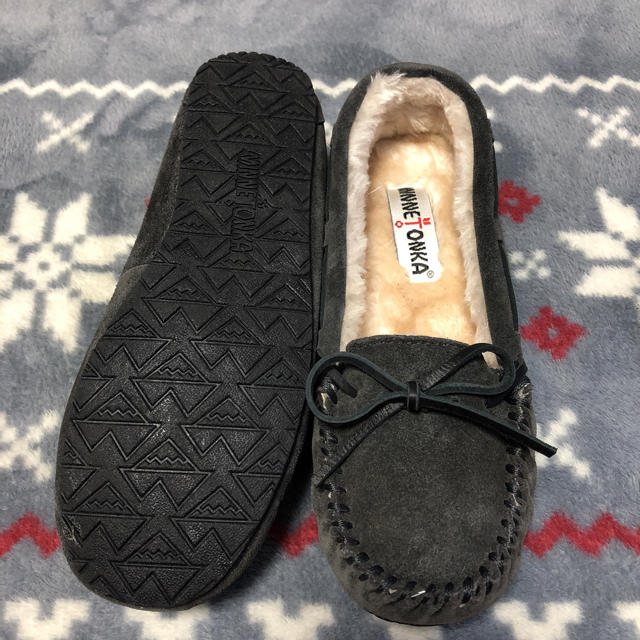 新品 ミネトンカ ボア モカシン チャコール 中敷白 US7 24cm 2