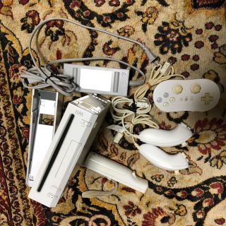 ウィー(Wii)のwii本体、コントローラー、クラシックコントローラー、ヌンチャク2個セット(家庭用ゲーム機本体)