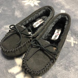 ミネトンカ(Minnetonka)の新品　ミネトンカ  チャコール  ボア  モカシン US8 25cm スエード (スリッポン/モカシン)