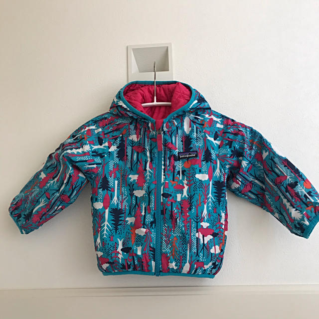 patagonia(パタゴニア)のPatagonia ベビー・リバーシブル・パフボール・ジャケット キッズ/ベビー/マタニティのキッズ服男の子用(90cm~)(ジャケット/上着)の商品写真