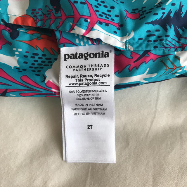 patagonia(パタゴニア)のPatagonia ベビー・リバーシブル・パフボール・ジャケット キッズ/ベビー/マタニティのキッズ服男の子用(90cm~)(ジャケット/上着)の商品写真