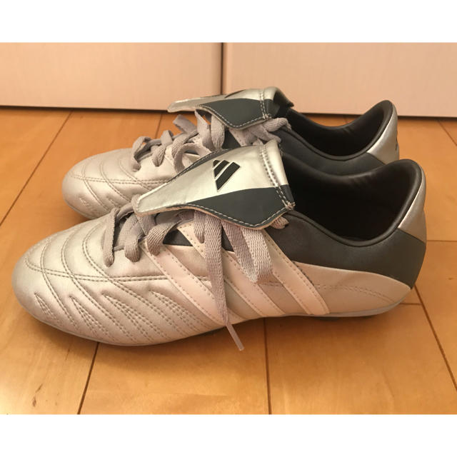 adidas(アディダス)のadidas ジュニア サッカースパイク 23cm 《新品》 スポーツ/アウトドアのサッカー/フットサル(シューズ)の商品写真