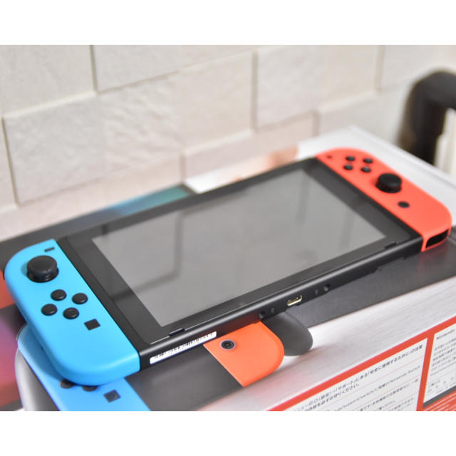 Nintendo Switch(ニンテンドースイッチ)のNintendo Switch Joy-Con(L) ネオンブルー/(R) ネオ エンタメ/ホビーのゲームソフト/ゲーム機本体(家庭用ゲーム機本体)の商品写真