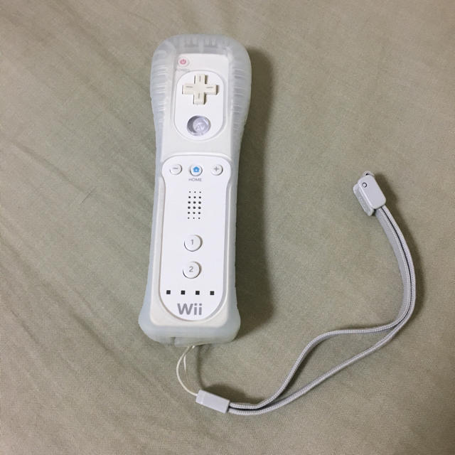 Wii(ウィー)のWiiリモコン ジャケットストラップ付き エンタメ/ホビーのゲームソフト/ゲーム機本体(その他)の商品写真