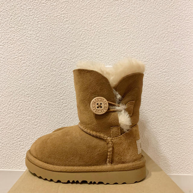 UGG(アグ)のUGG キッズブーツ T BAILEY BUTTON Ⅱ 14.5cm キッズ/ベビー/マタニティのベビー靴/シューズ(~14cm)(ブーツ)の商品写真