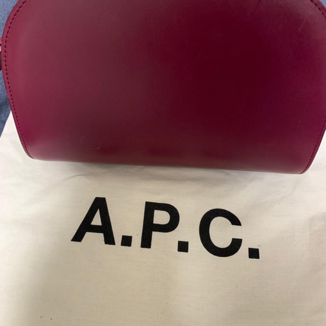 A.P.C ハーフムーン スムースレザー ショルダーバッグ