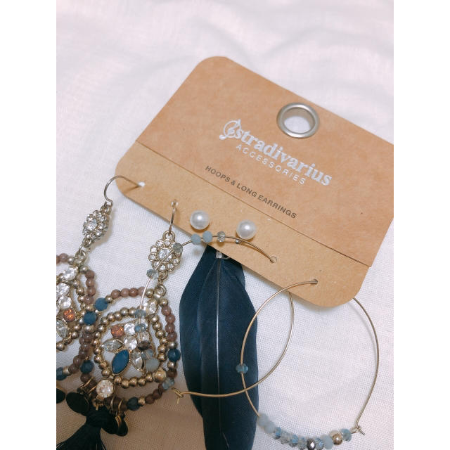 ZARA(ザラ)のストラディバリウス stradivarius ピアス フープ フェザー ビジュー レディースのアクセサリー(ピアス)の商品写真