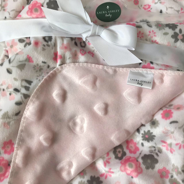 LAURA ASHLEY(ローラアシュレイ)のLAURA ASHLEY ブランケットとDSソフトセット キッズ/ベビー/マタニティのこども用ファッション小物(おくるみ/ブランケット)の商品写真