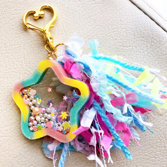 ☆ゆめかわ♪シャカシャカ星のキーホルダー☆ ハンドメイドのアクセサリー(キーホルダー/ストラップ)の商品写真