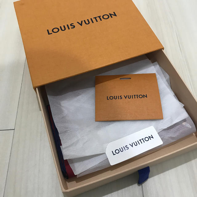 LOUIS VUITTON(ルイヴィトン)の新品LOUISVUITTON ルイヴィトン  スカート ポケットチーフ メンズのファッション小物(ハンカチ/ポケットチーフ)の商品写真