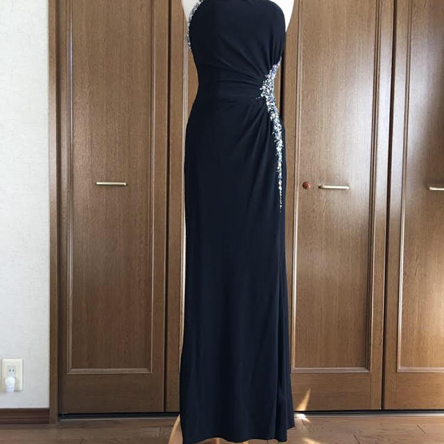 ロングドレス女性らしいエレガントな黒のロングドレス
