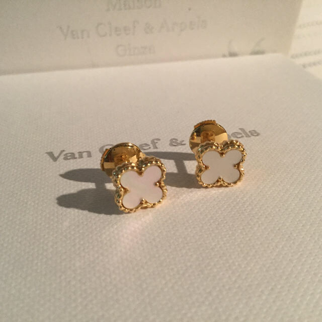 Van Cleef & Arpels(ヴァンクリーフアンドアーペル)のヴァンクリーフ&アーペル スウィートアルハンブラ  レディースのアクセサリー(ピアス)の商品写真