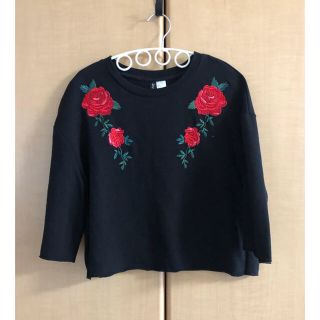 エイチアンドエム(H&M)のバラ刺繍 黒スウェットトップス(カットソー(長袖/七分))