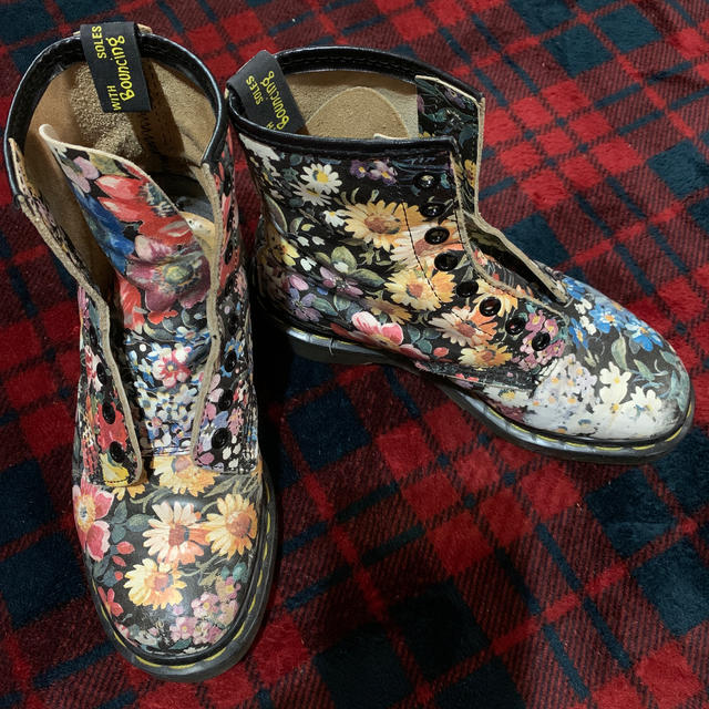 Dr.Martens(ドクターマーチン)の英国製　8ホール　レアな花柄　UK3 紐無し　ビンテージ　値下げしました レディースの靴/シューズ(ブーツ)の商品写真