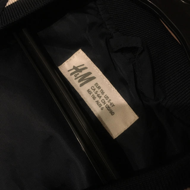H&M(エイチアンドエム)のH&M、MA-1ブルゾン、アウター、110 キッズ/ベビー/マタニティのキッズ服男の子用(90cm~)(ジャケット/上着)の商品写真