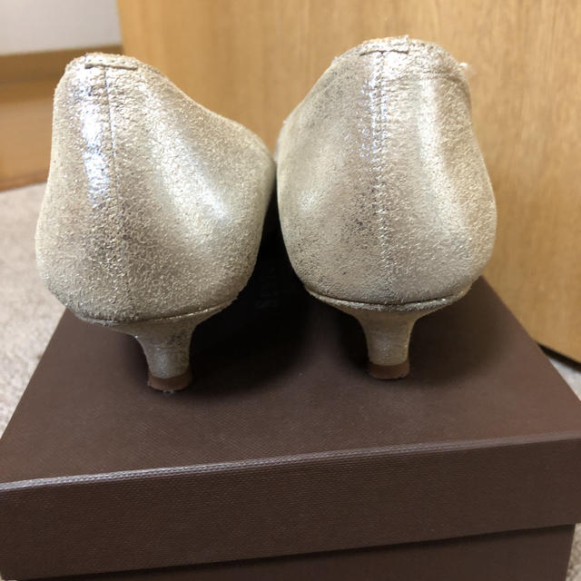LUCA(ルカ)のＬＵＣＡ　　ゴールドパンプス　　　　美品 レディースの靴/シューズ(ハイヒール/パンプス)の商品写真