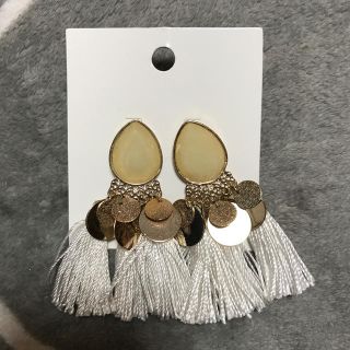 エイチアンドエム(H&M)の大振り　フリンジ　ピアス(ピアス)