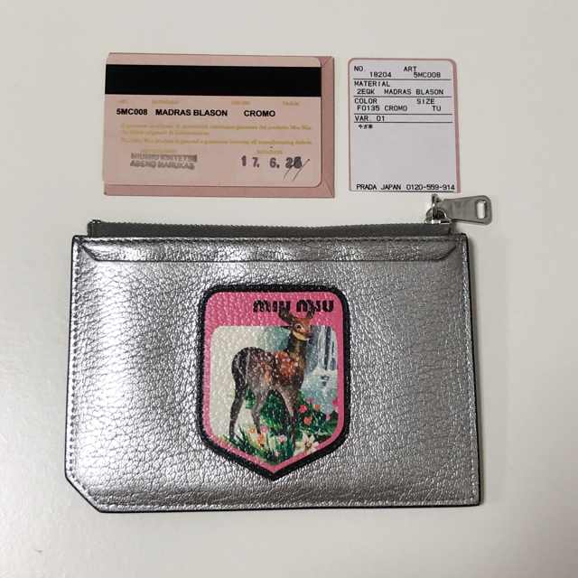 miumiu(ミュウミュウ)のmiumiu カードケース シルバー レディースのファッション小物(名刺入れ/定期入れ)の商品写真