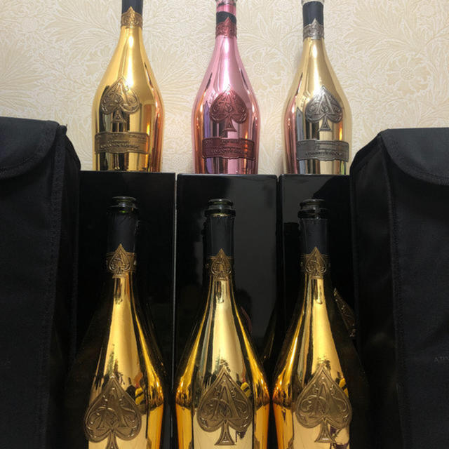 Armand Basi(アルマンドバジ)のアルマンド 空瓶 食品/飲料/酒の酒(シャンパン/スパークリングワイン)の商品写真