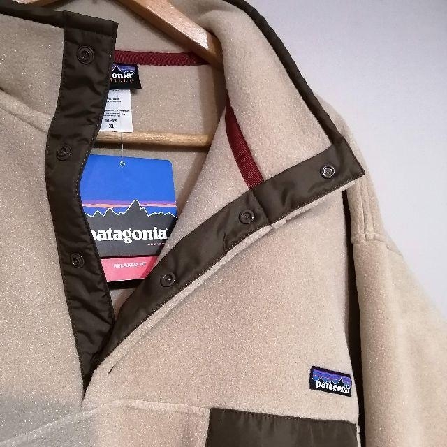 patagonia(パタゴニア)の新品 メンズXL パタゴニア シンチラ フリース スナップT ベージュ メンズのジャケット/アウター(ブルゾン)の商品写真