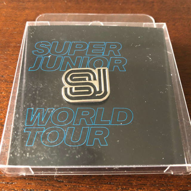 SUPER JUNIOR(スーパージュニア)のSUPERJUNIOR SS8 公式グッズ バッヂ エンタメ/ホビーのタレントグッズ(アイドルグッズ)の商品写真