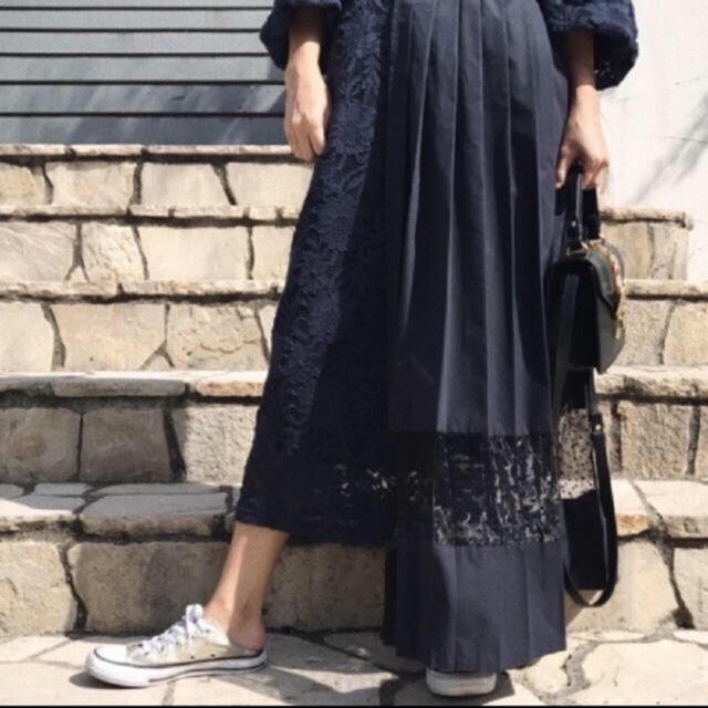 Ameri VINTAGE(アメリヴィンテージ)の【完売商品】PLEATS DOCKING LACE DRESS レディースのワンピース(ロングワンピース/マキシワンピース)の商品写真