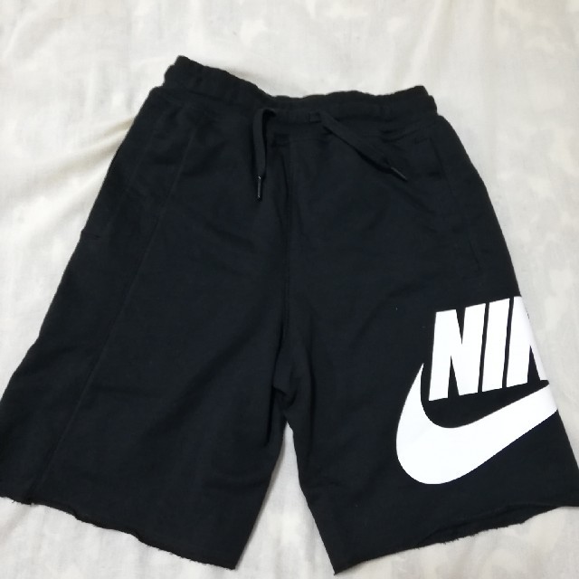 NIKE(ナイキ)のNIKE ナイキ ハーフパンツ 150 大人気 新品  スウェット キッズ/ベビー/マタニティのキッズ服男の子用(90cm~)(パンツ/スパッツ)の商品写真