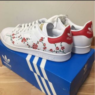 アディダス(adidas)のみーちゃん様専用！！【新品】adidas スタンスミス 花柄（赤刺繍:24cm）(スニーカー)