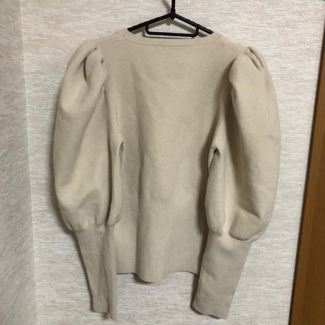 ZARA(ザラ)のZARA パフスリーブニット　ベージュ  レディースのトップス(ニット/セーター)の商品写真