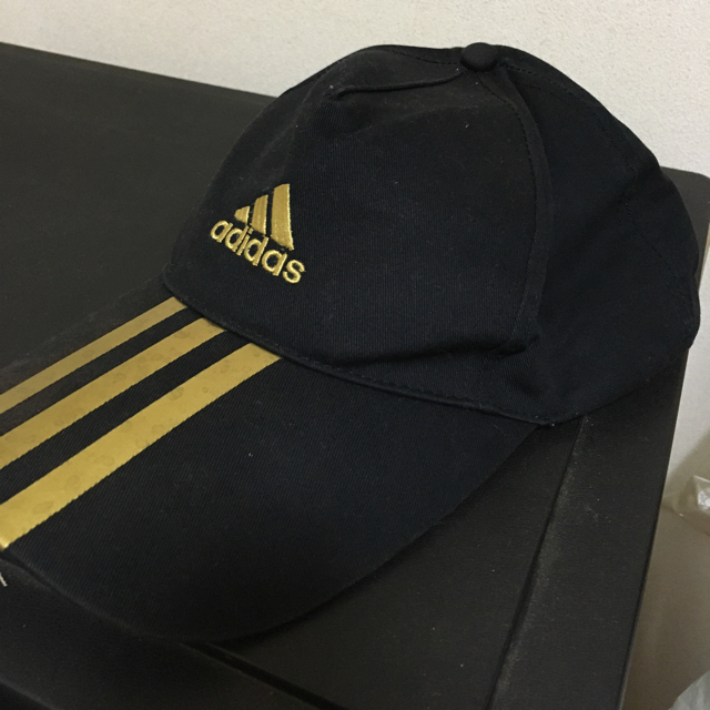 adidas(アディダス)のadidas アディダスキャップ　黒×金 メンズの帽子(キャップ)の商品写真