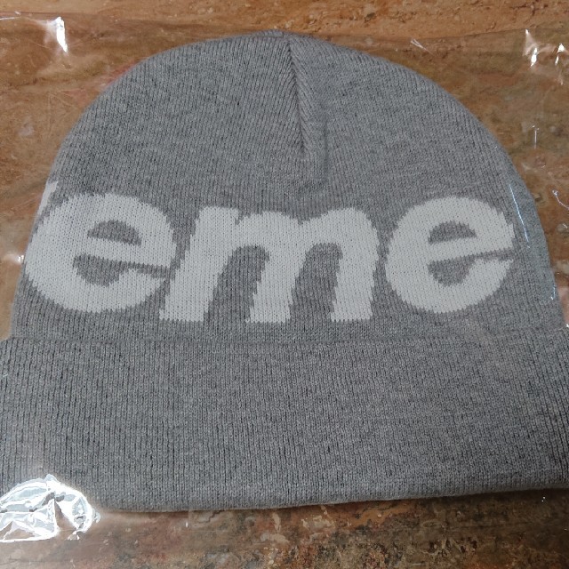 Supreme(シュプリーム)のsupreme19FW week7 Big Logo Beanie グレー 送込 メンズの帽子(ニット帽/ビーニー)の商品写真