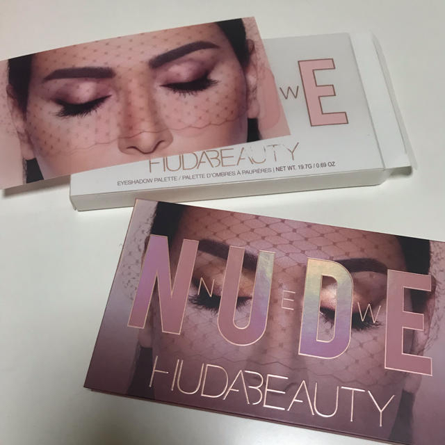 ベースメイク/化粧品Huda Beauty アイシャドウパレット Nude