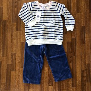 プチバトー(PETIT BATEAU)のわくちゃん様　新品未使用！プチバトー　星柄ベルベット　2ams/86cm(パジャマ)