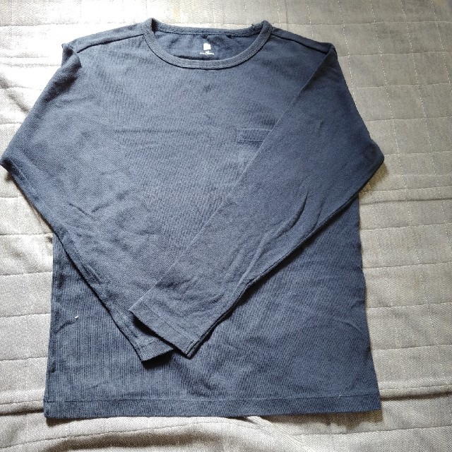 UNIQLO(ユニクロ)のUNIQLO　ネイビーロングTシャツ　140　 キッズ/ベビー/マタニティのキッズ服男の子用(90cm~)(Tシャツ/カットソー)の商品写真