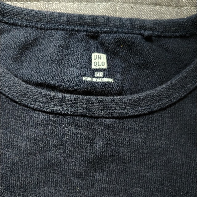 UNIQLO(ユニクロ)のUNIQLO　ネイビーロングTシャツ　140　 キッズ/ベビー/マタニティのキッズ服男の子用(90cm~)(Tシャツ/カットソー)の商品写真