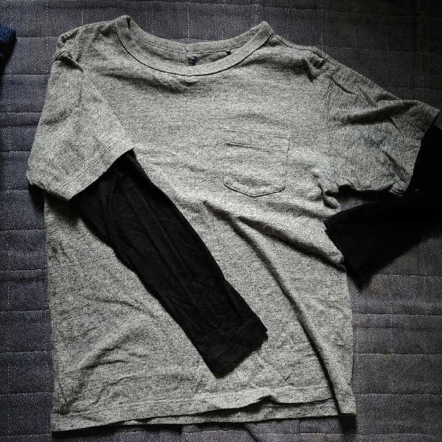 UNIQLO(ユニクロ)のUNIQLO　重ね着風ロングTシャツ　140 キッズ/ベビー/マタニティのキッズ服男の子用(90cm~)(Tシャツ/カットソー)の商品写真