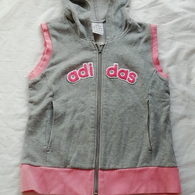 adidas(アディダス)のパーカー キッズ/ベビー/マタニティのキッズ服女の子用(90cm~)(ジャケット/上着)の商品写真