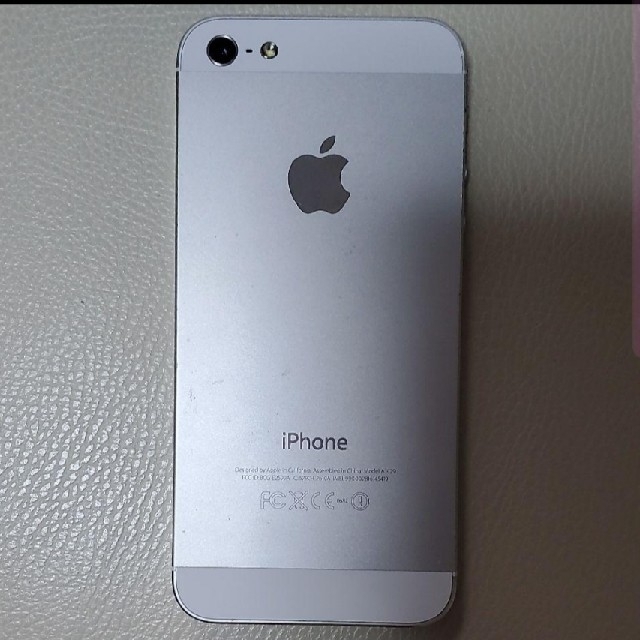 iPhone(アイフォーン)のau iPhone 5s Silver 16 GB  スマホ/家電/カメラのスマートフォン/携帯電話(スマートフォン本体)の商品写真