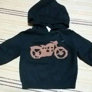 ベビーギャップ(babyGAP)の新品未使用GAPベビー新生児ニットパーカー60　綿黒バイク柄肩ボタン付フード付(ニット/セーター)