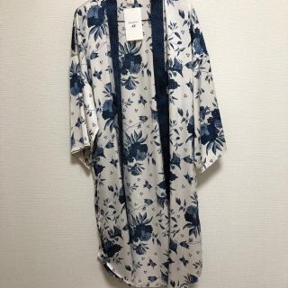 エイチアンドエム(H&M)のH&M 安室奈美恵コラボガウン　BTS V着用　テヒョン　未使用　新品　送料込み(ガウンコート)