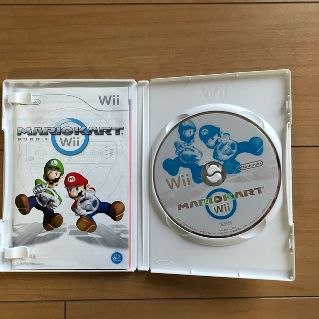 Wii(ウィー)のWii マリオカートソフト+ハンドル2個セット エンタメ/ホビーのゲームソフト/ゲーム機本体(家庭用ゲームソフト)の商品写真